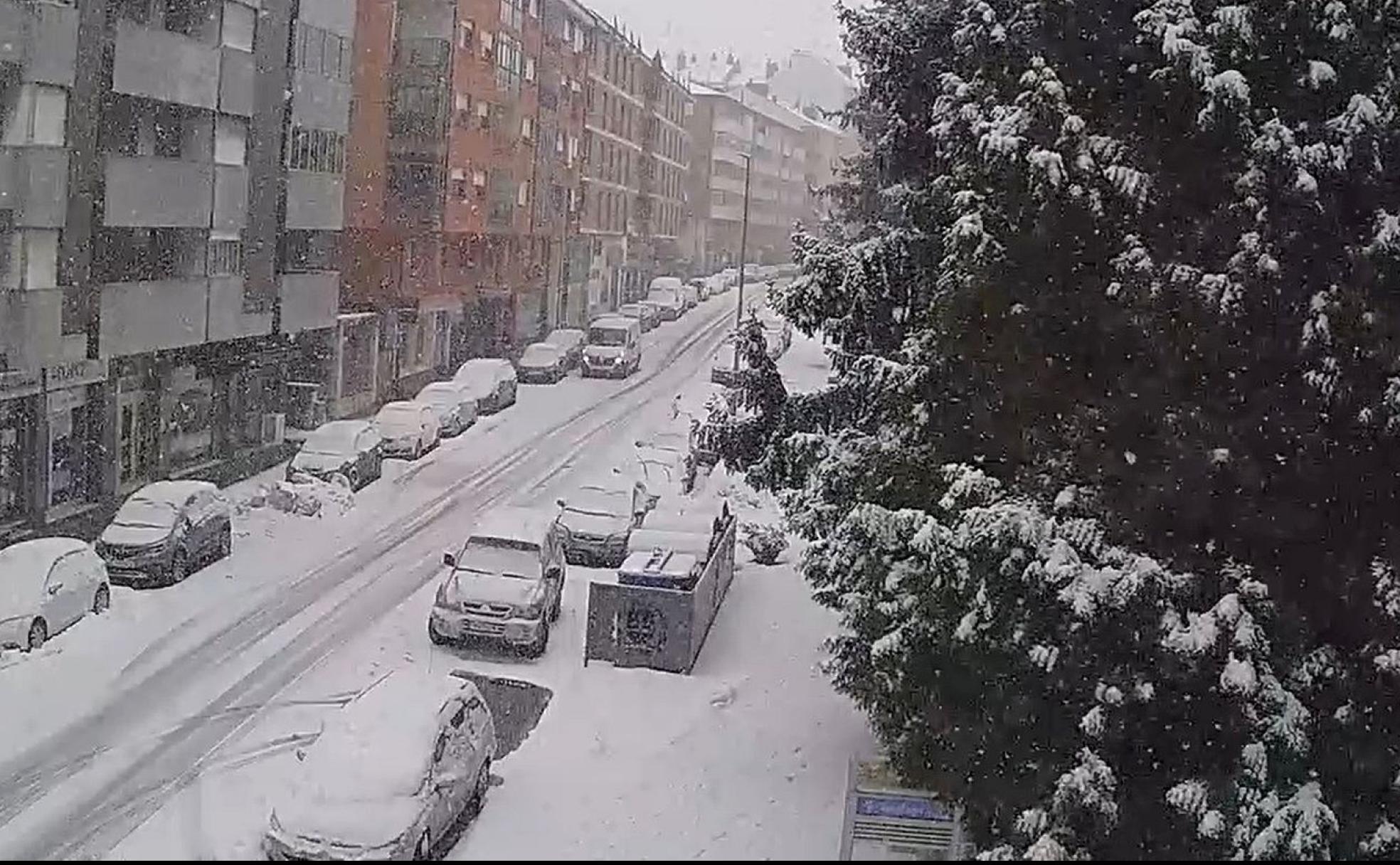 Imagen de la intensa nevada este jueves en la localidad de Villablino. 