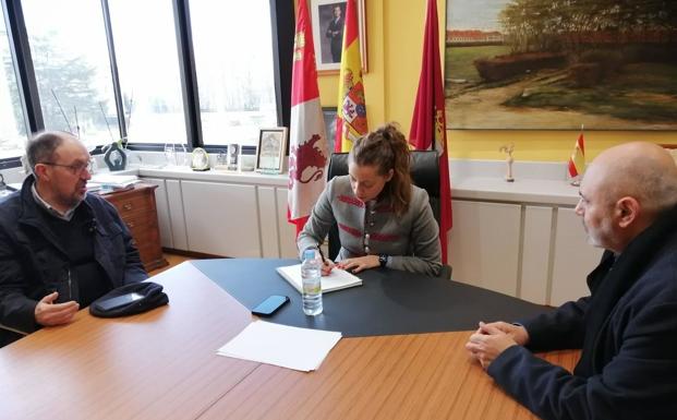 La delegada se reúne con miembros de la Fundación de Artes, Letras y Ciencias de León.