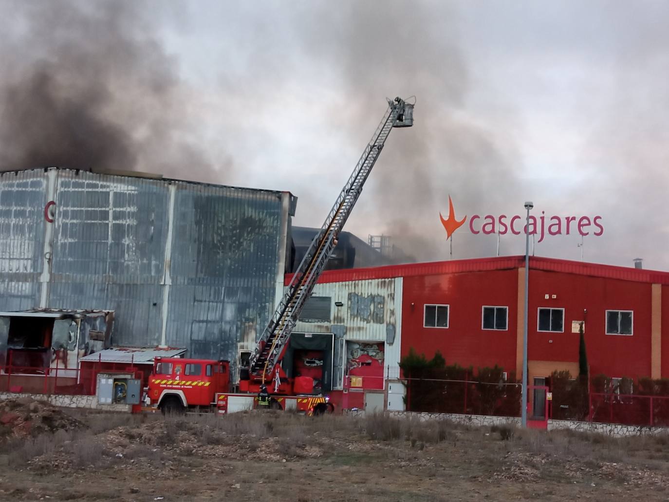 Incendio en la empresa Cascajares en el polígono de Dueñas de Palencia.