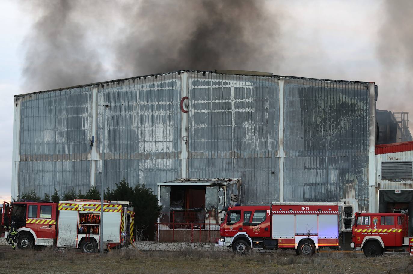 Incendio en la empresa Cascajares en el polígono de Dueñas de Palencia.