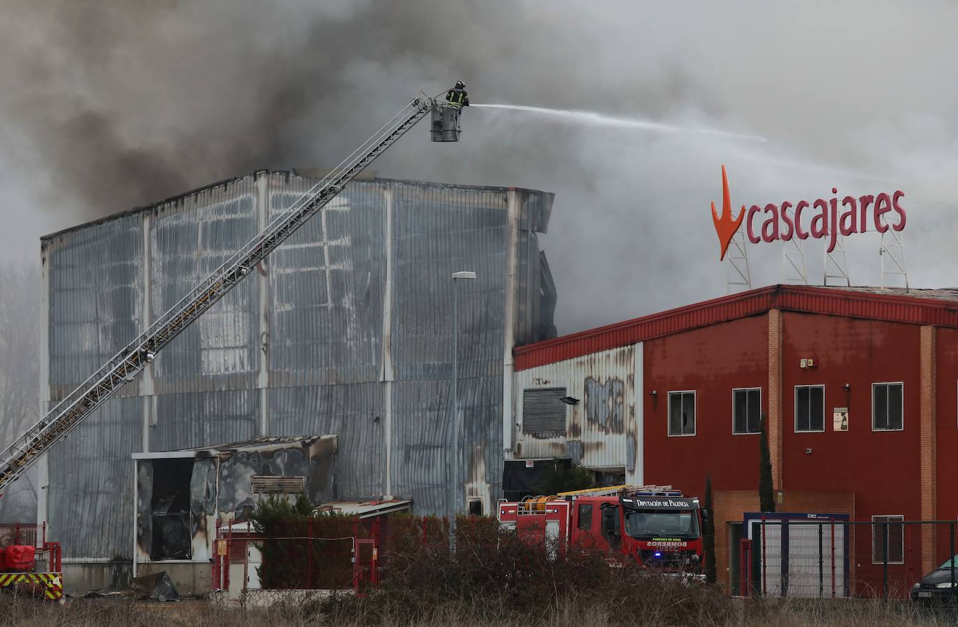 Incendio en la empresa Cascajares en el polígono de Dueñas de Palencia.