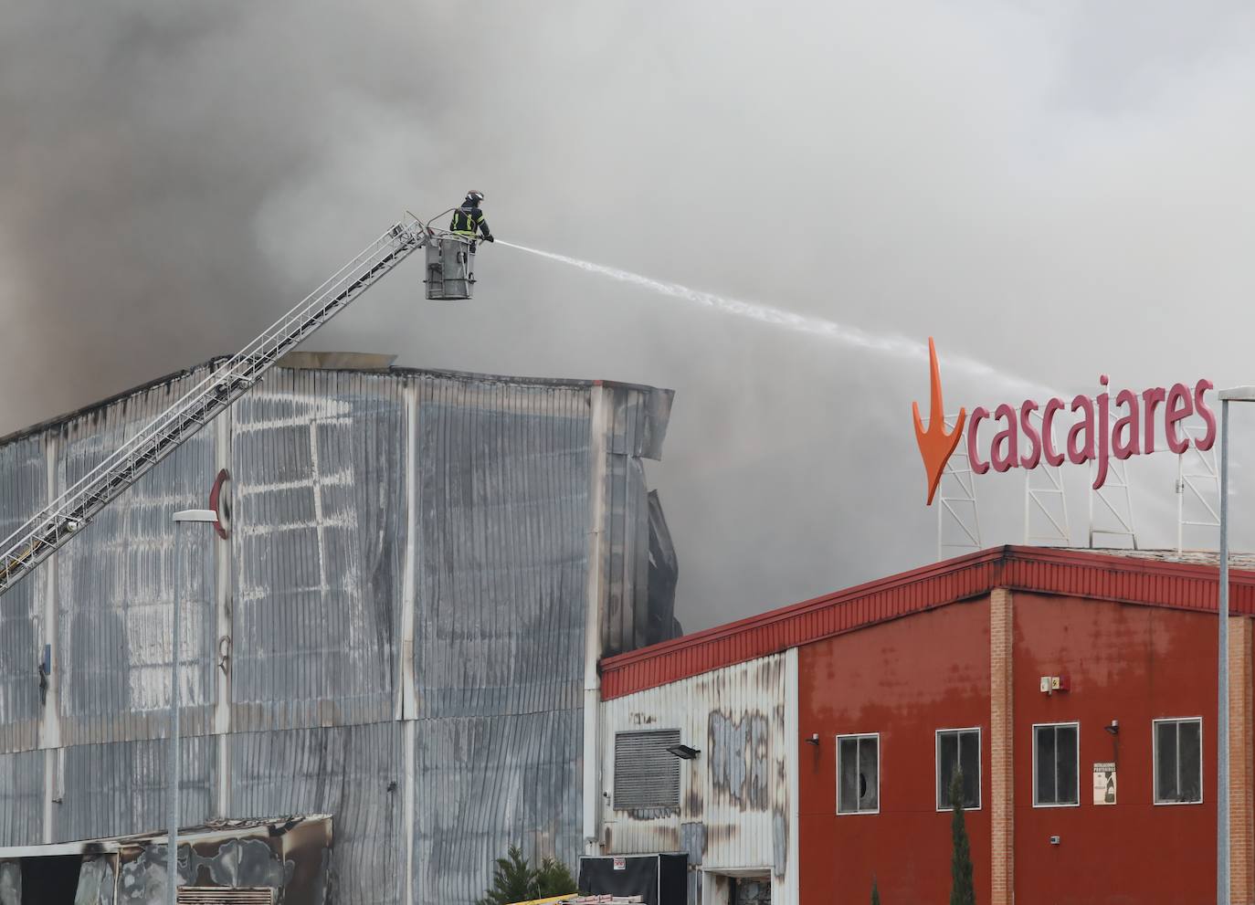 Incendio en la empresa Cascajares en el polígono de Dueñas de Palencia.