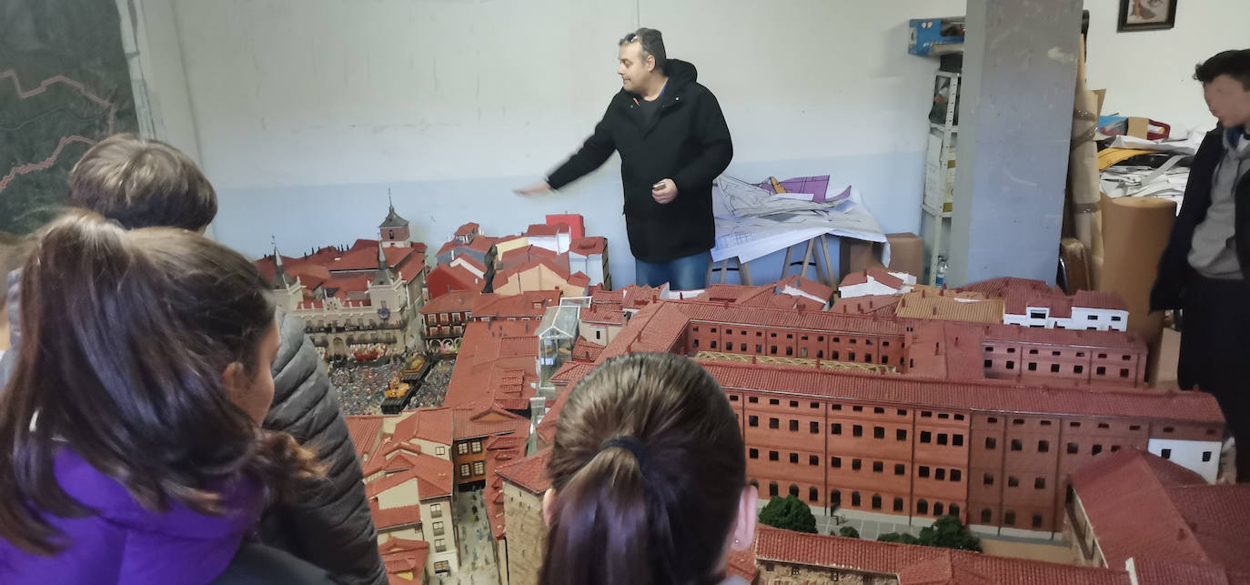 Luis Gacía explica a los estudiantes de Maristas cómo ha realizado cada una de las maquetas de la exposición. 