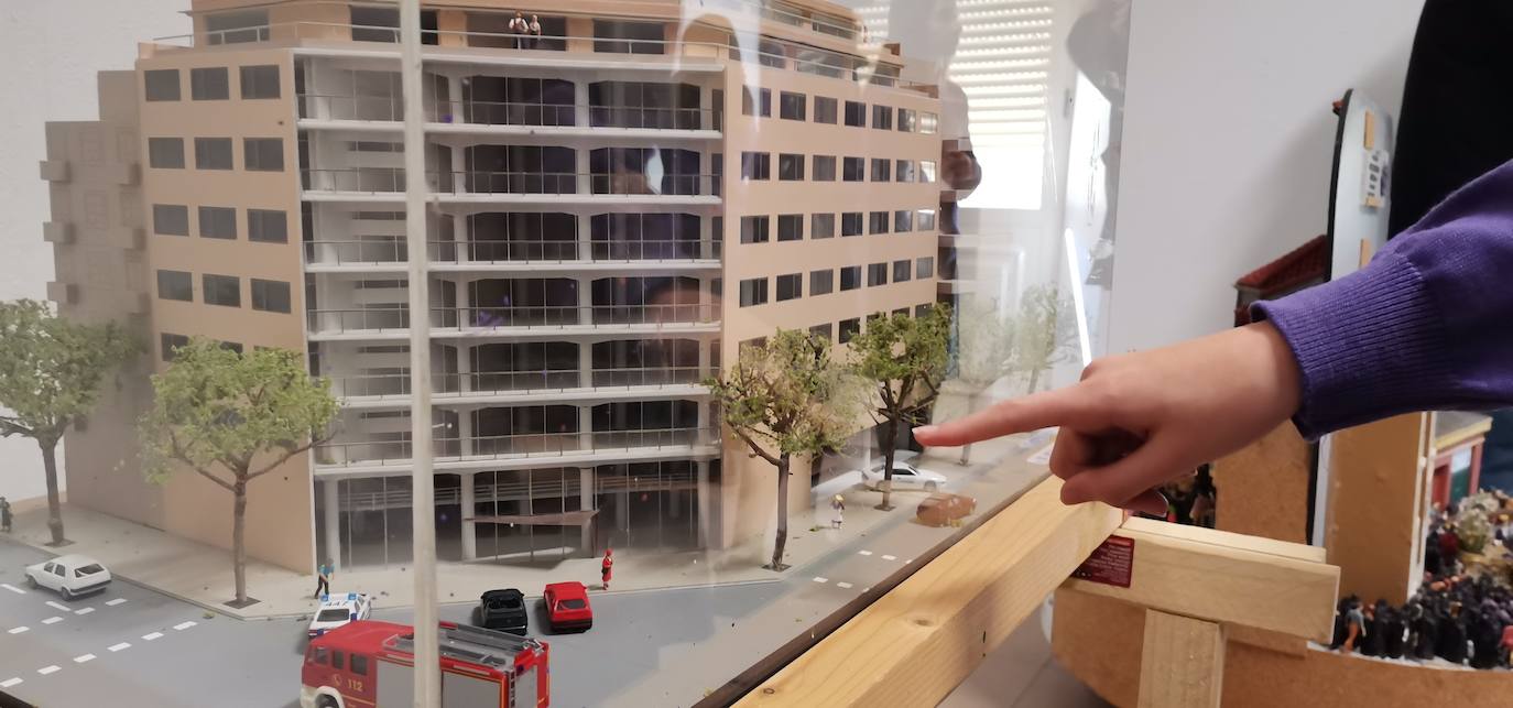 Luis Gacía explica a los estudiantes de Maristas cómo ha realizado cada una de las maquetas de la exposición. 