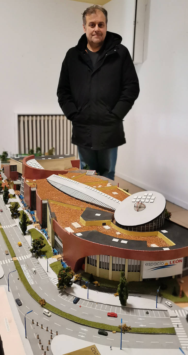 Luis Gacía explica a los estudiantes de Maristas cómo ha realizado cada una de las maquetas de la exposición. 