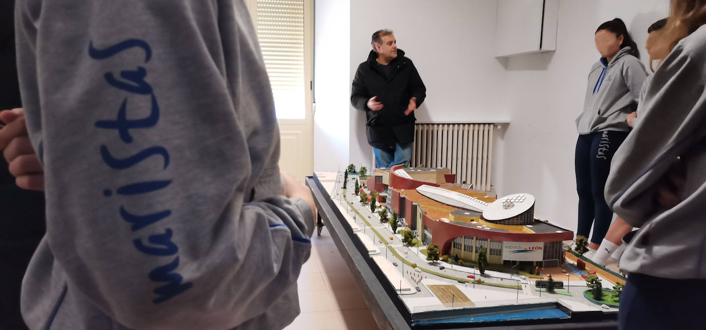 Luis Gacía explica a los estudiantes de Maristas cómo ha realizado cada una de las maquetas de la exposición. 
