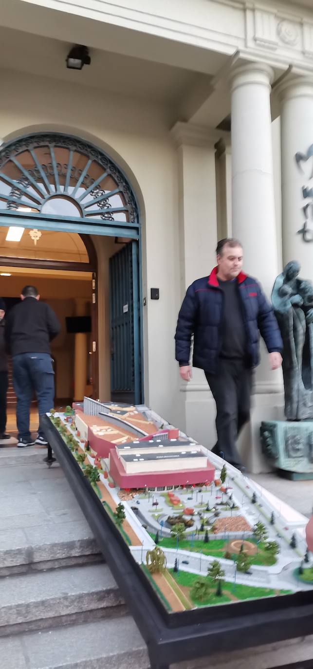 Luis Gacía explica a los estudiantes de Maristas cómo ha realizado cada una de las maquetas de la exposición. 