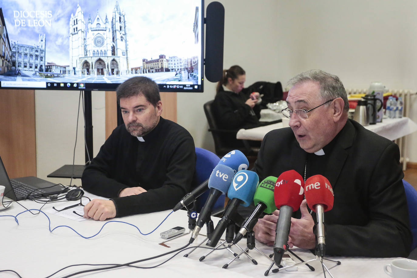 La Diócesis de León se ha unido al proyecto 'Repara Madrid' y ha creado su propio proyecto 'Repara León', mediante el que se presente «atender a las víctimas de abuso, escucharlas y, prestarles atención de forma personalizada». Así lo avanzó el obispo de León, Luis Ángel de las Heras, quien explicó que 'Repara' es «un proyecto más amplio que recibir noticias de posibles abusos», sino que «pasa por la toma de conciencia, prevención y búsqueda de un modo de ser y obrar en la iglesia que evite cualquier posible abuso». 