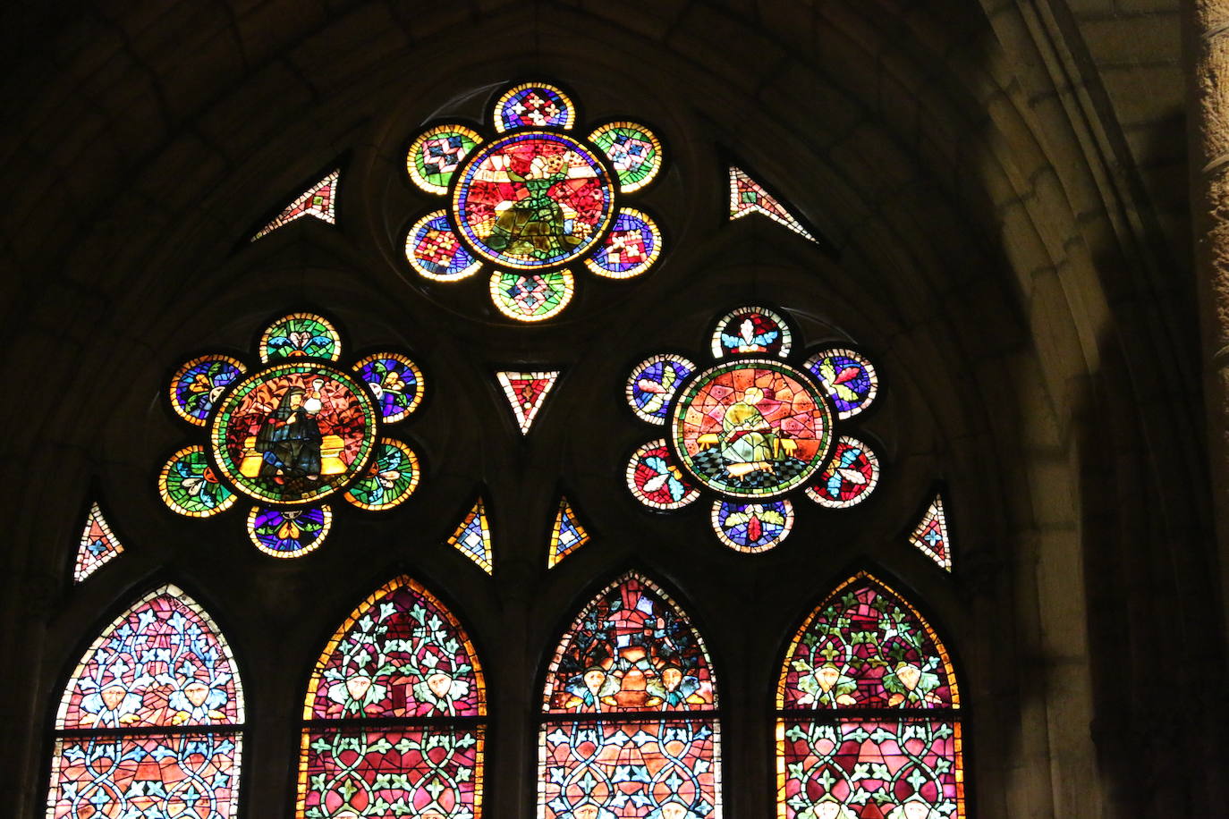 La leonesa Concha Reguera, que lleva ligada al arte de la restauración de vidrieras desde los años 90, posa en la Catedral de León.