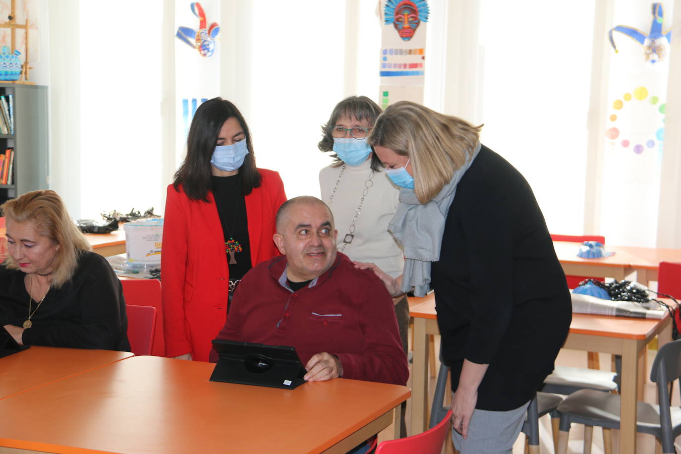 La consejera de Isabel Blanco visita el Centro Salud Mental León.