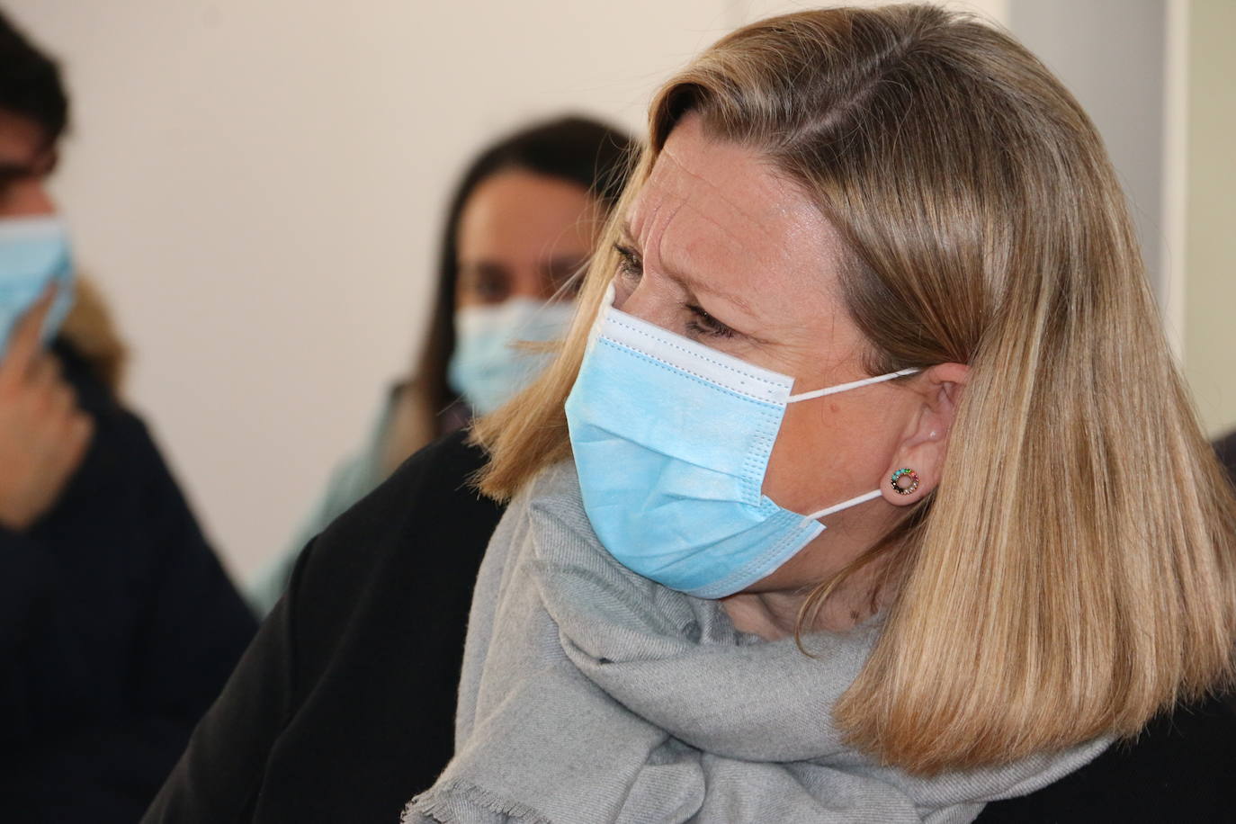 La consejera de Isabel Blanco visita el Centro Salud Mental León.