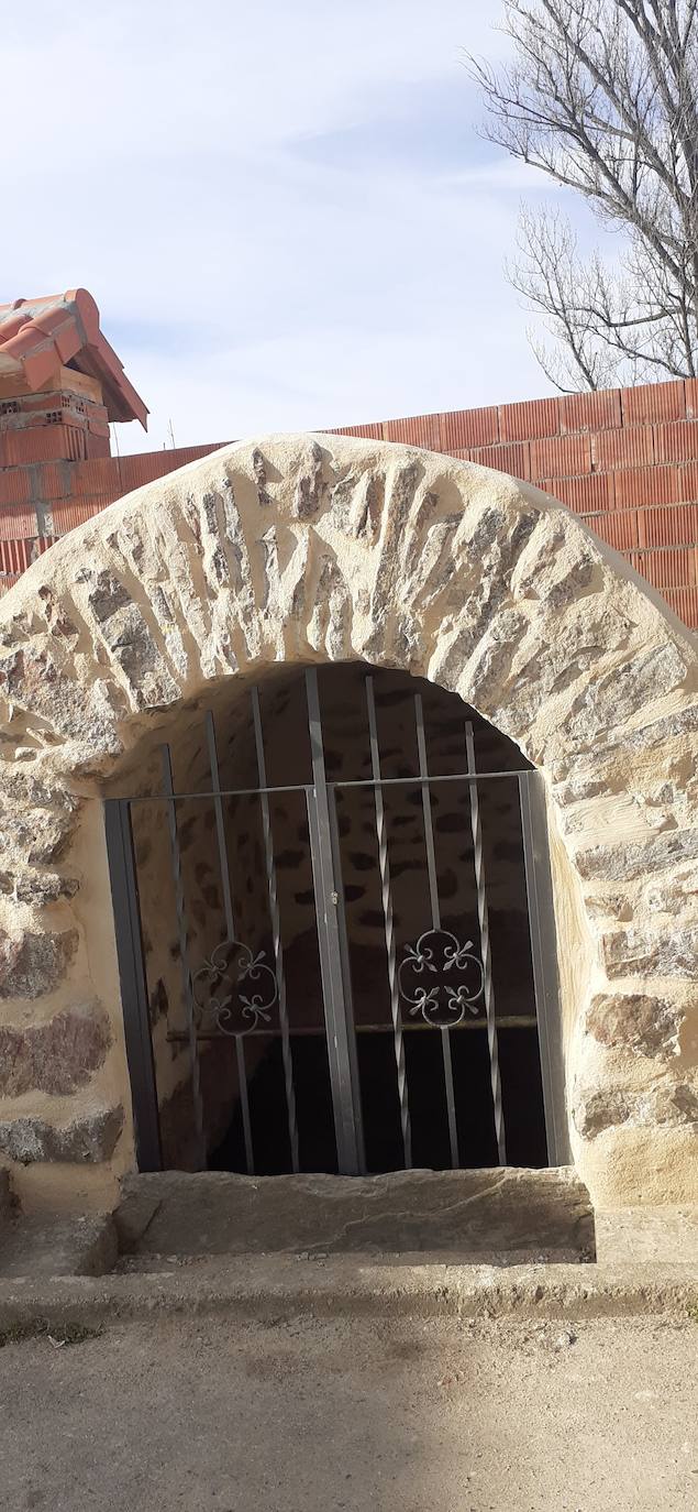 El antes y el después de la fuente declarada 'yacimiento arqueológico' en Palacios de Jamuz.