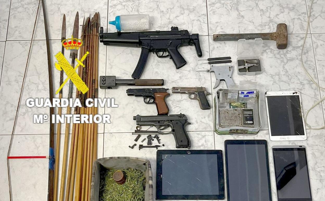 Armas incautadas al detenido.