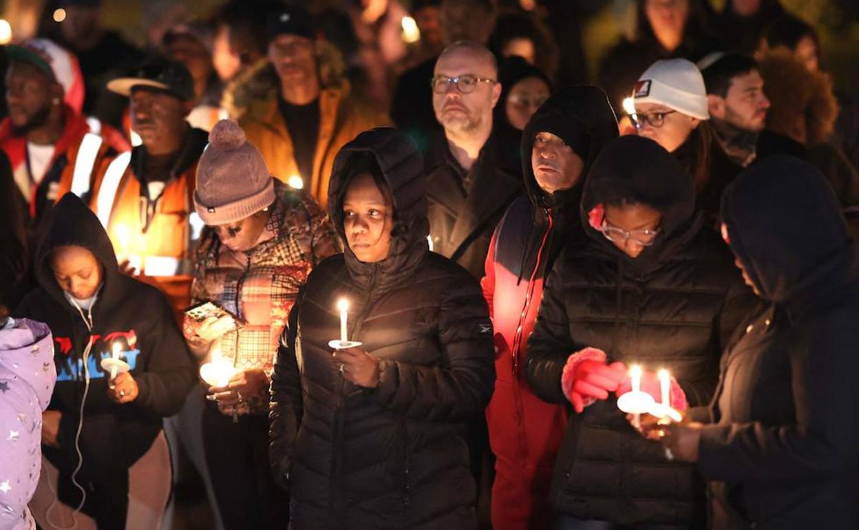 La gente asiste a una vigilia con velas en memoria de Tire Nichols, la víctima de Memphis.