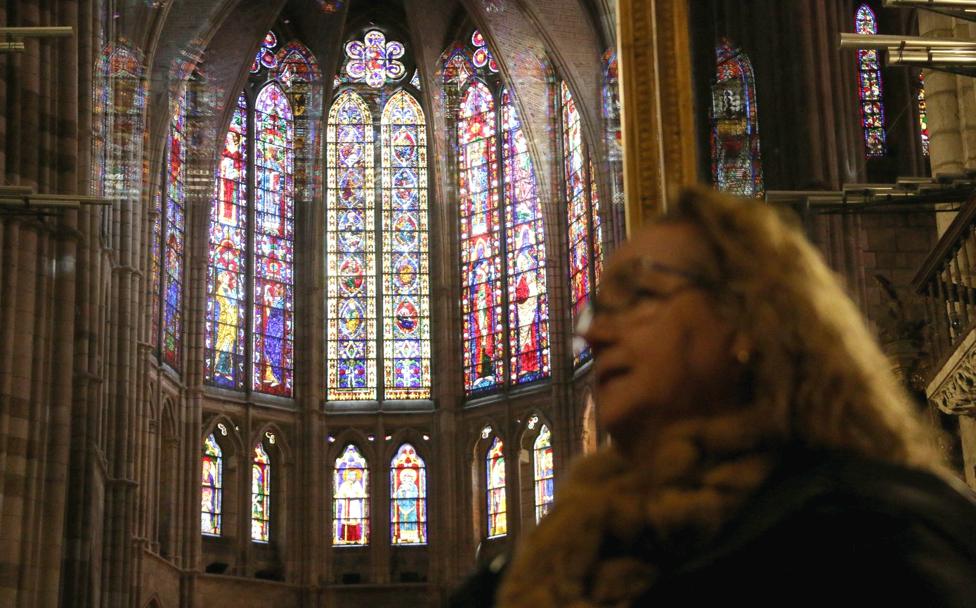 La leonesa Concha Reguera, que lleva ligada al arte de la restauración de vidrieras desde los años 90, posa en la Catedral de León.