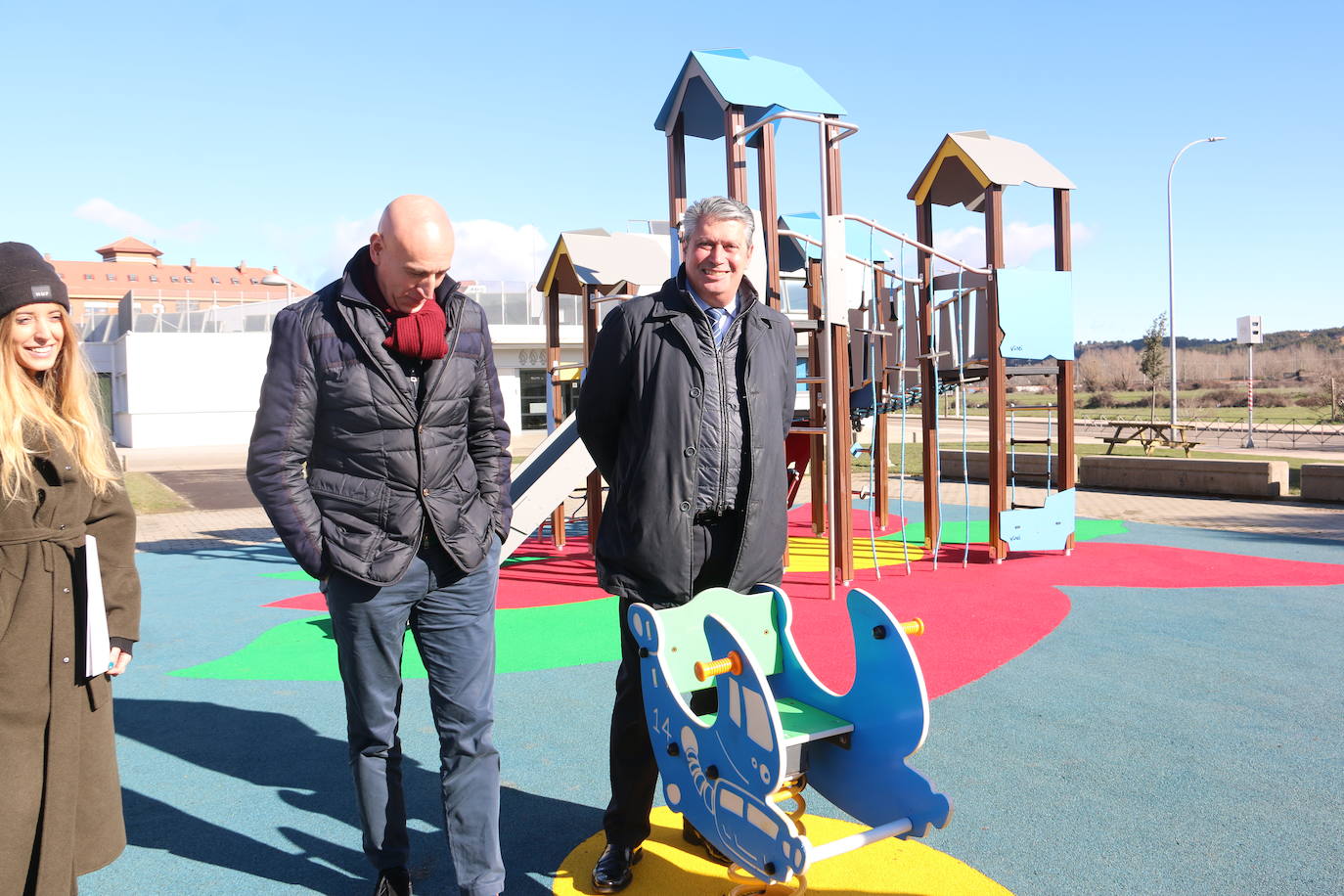 El alcalde de León, José Antonio Diez, visita la ampliación en el jardín de la Real Hermandad de Jesús Divino Obrero.