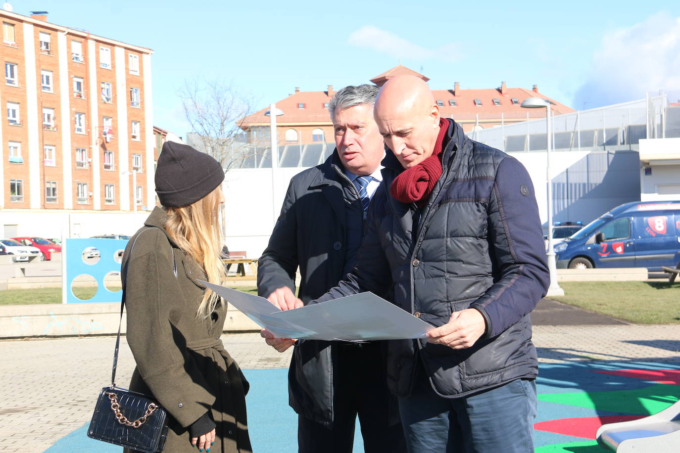 El alcalde de León, José Antonio Diez, visita la ampliación en el jardín de la Real Hermandad de Jesús Divino Obrero.