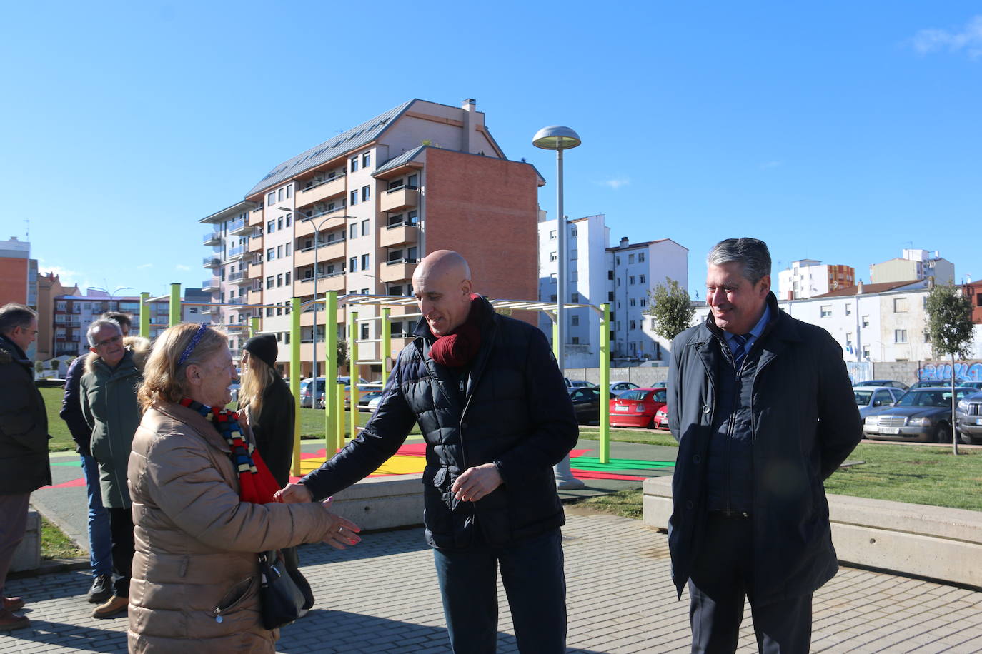 El alcalde de León, José Antonio Diez, visita la ampliación en el jardín de la Real Hermandad de Jesús Divino Obrero.