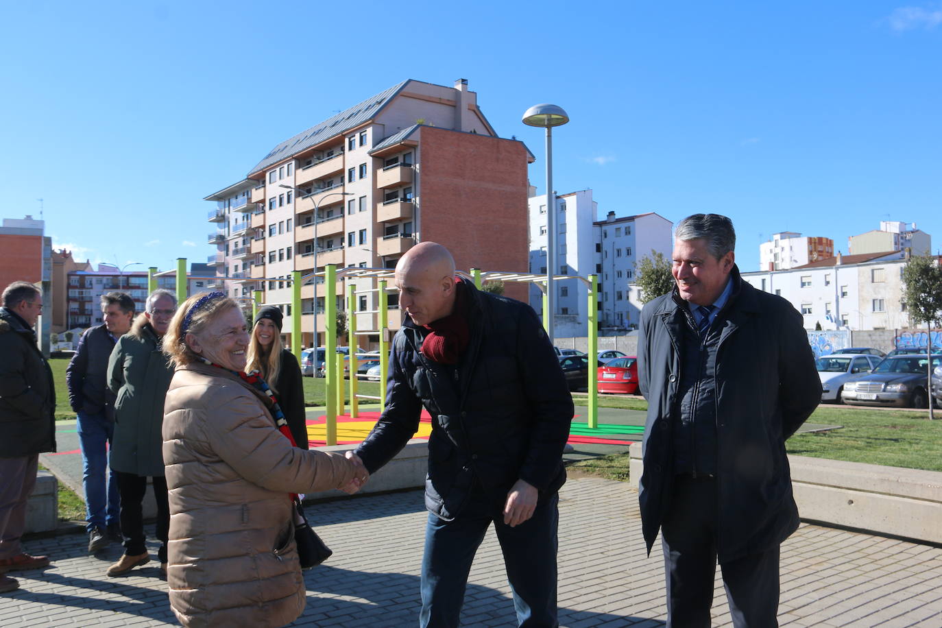 El alcalde de León, José Antonio Diez, visita la ampliación en el jardín de la Real Hermandad de Jesús Divino Obrero.