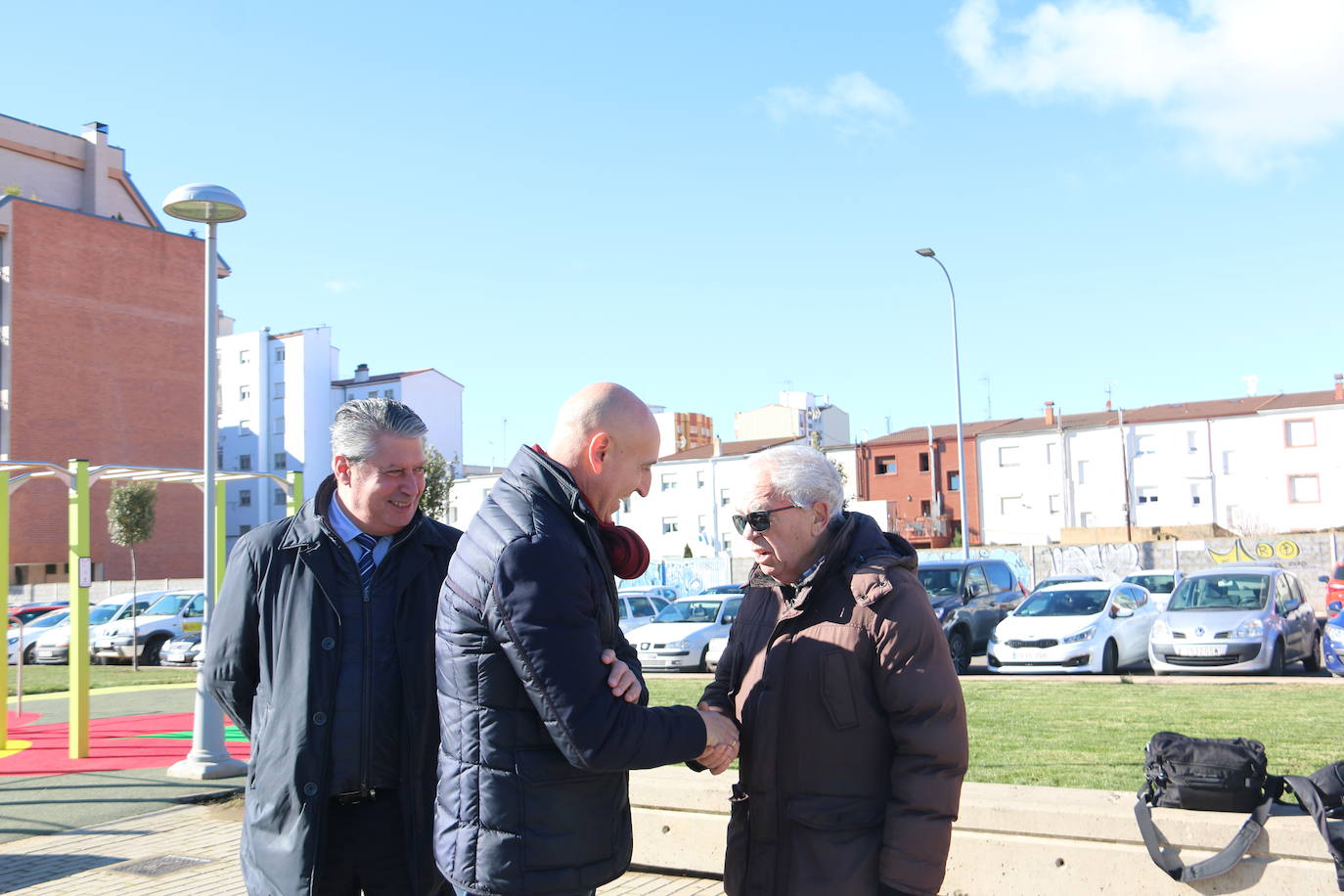 El alcalde de León, José Antonio Diez, visita la ampliación en el jardín de la Real Hermandad de Jesús Divino Obrero.