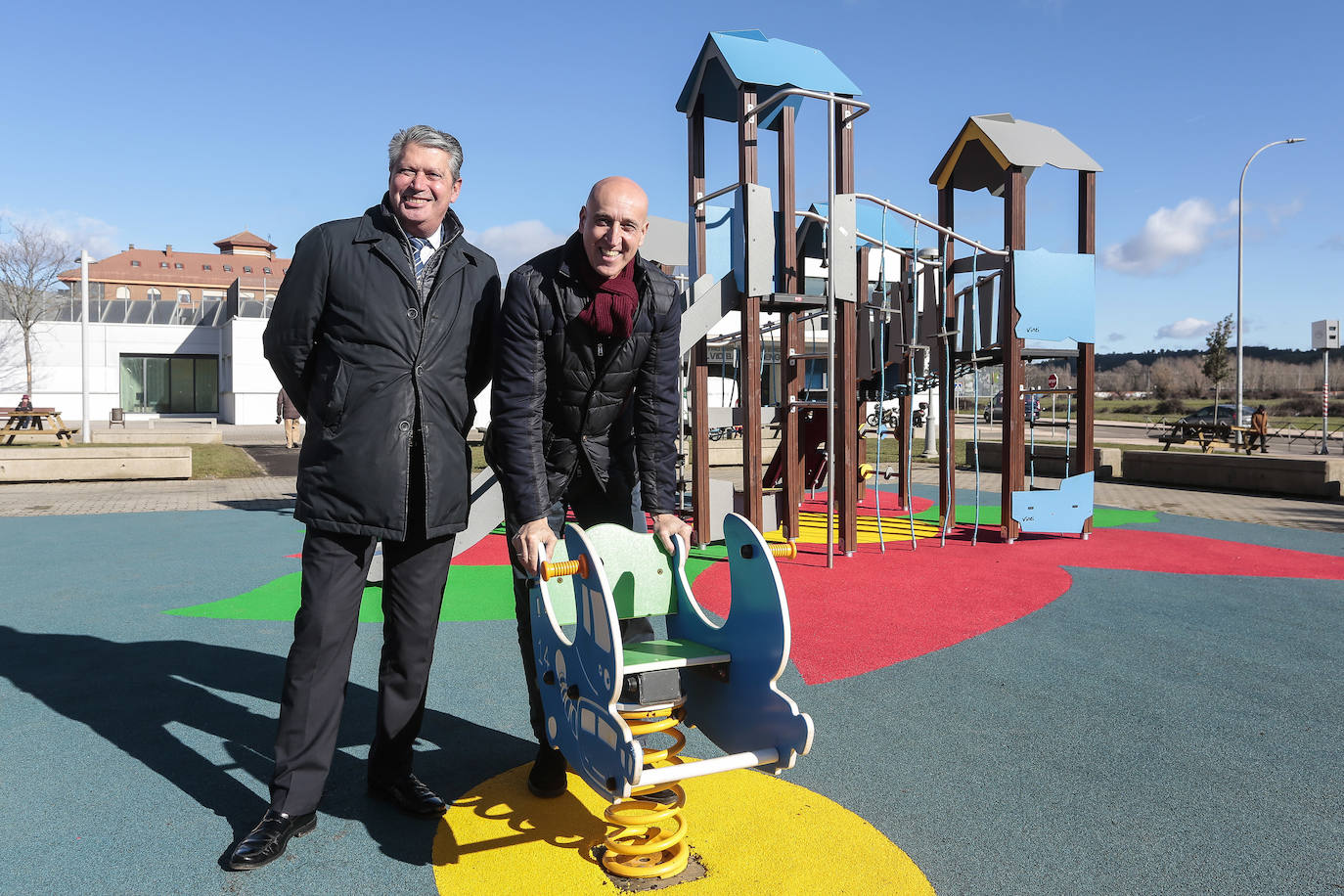 El alcalde de León, José Antonio Diez, visita la ampliación en el jardín de la Real Hermandad de Jesús Divino Obrero.