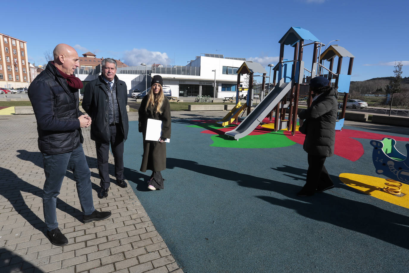 El alcalde de León, José Antonio Diez, visita la ampliación en el jardín de la Real Hermandad de Jesús Divino Obrero.