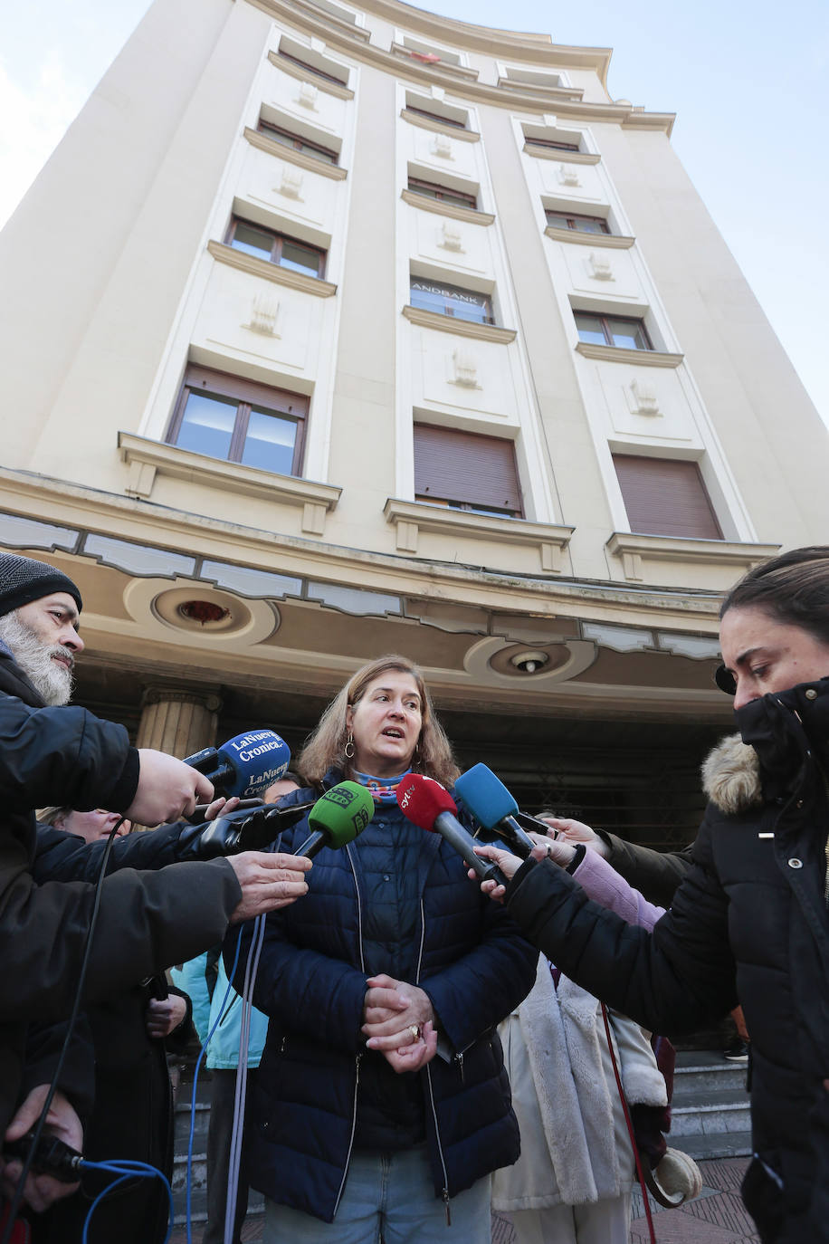 Los concejales del Grupo Municipal del Partido Popular en el Ayuntamiento de León Fernando Salguero, Ana Franco, Margarita Torres y Eduardo Tocino comparecen a la entrada del Teatro Emperador