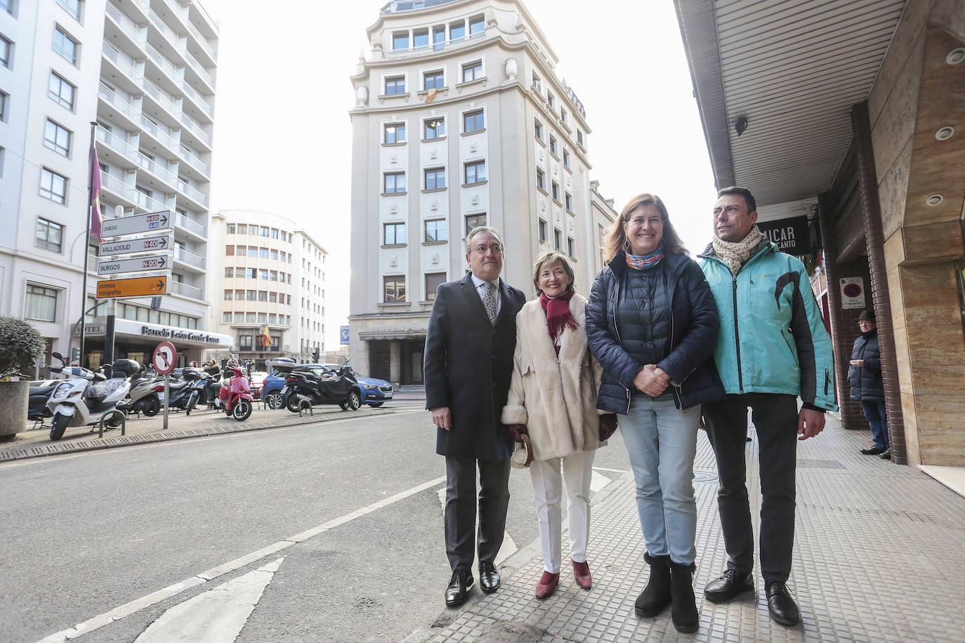 Los concejales del Grupo Municipal del Partido Popular en el Ayuntamiento de León Fernando Salguero, Ana Franco, Margarita Torres y Eduardo Tocino comparecen a la entrada del Teatro Emperador