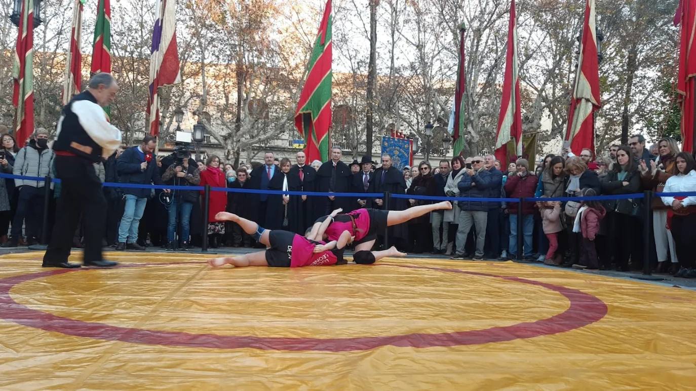 La Diputación aprovecha los actos en la capital hispalense para dar a conocer la amplia y variada oferta turística de León