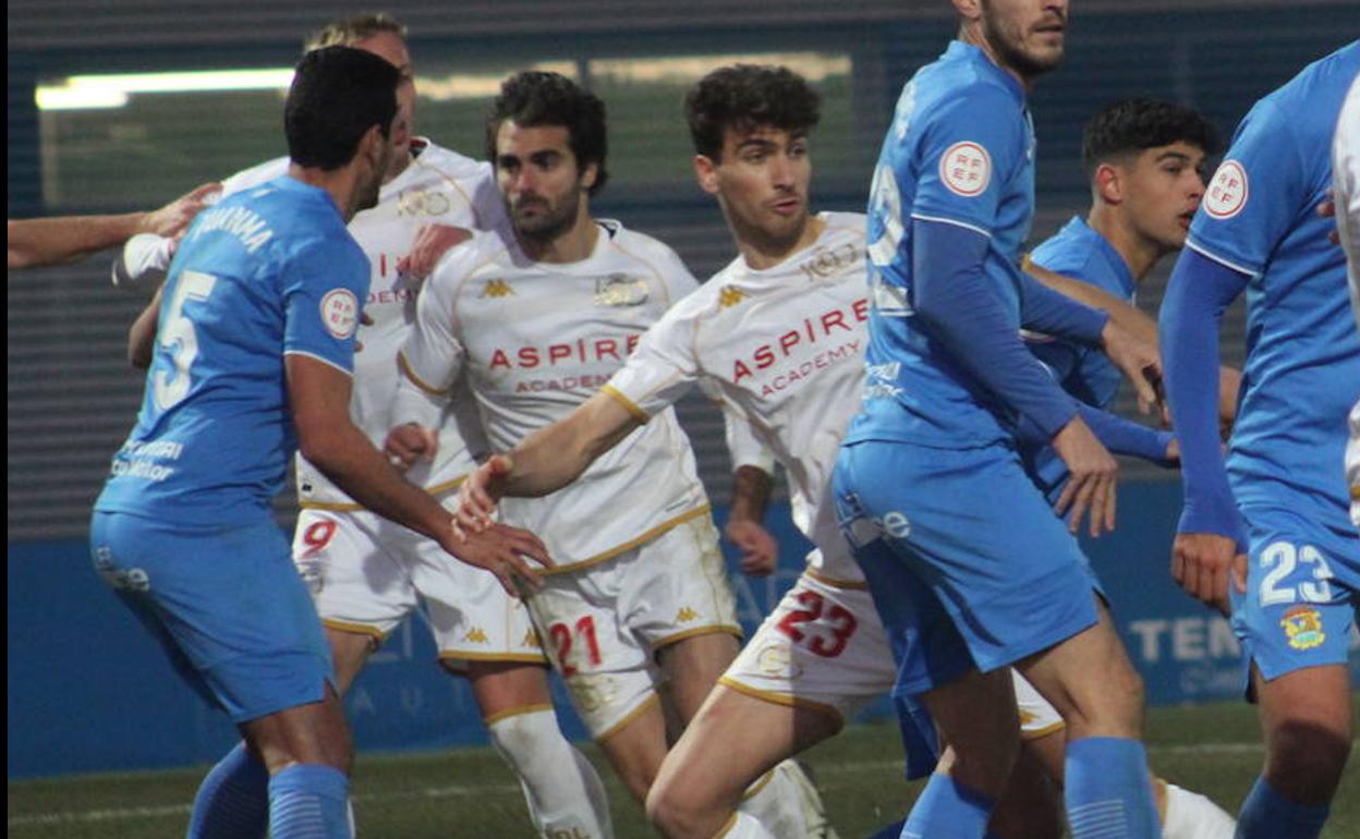 Fran Cruz, con el dorsal 21, en el partido ante el Fuenlabrada.