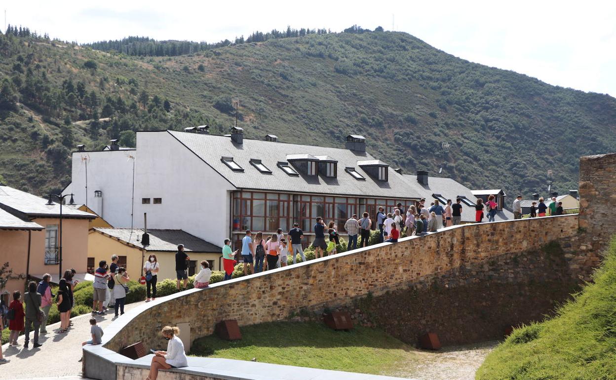 Imagen de archivo de turistas esperando la apertura del Castillo de Ponferrada. 