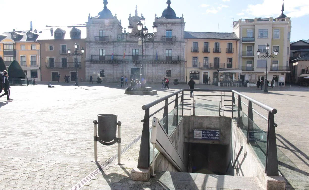 Imagen de la entrada al aparcamiento subterráneo de la plaza del Ayuntamiento en Ponferrada. 
