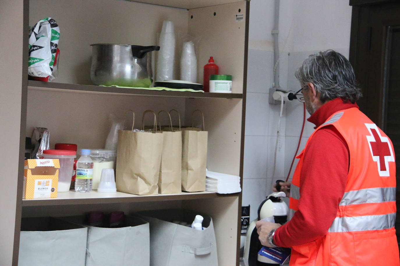 Cruz Roja León matiene activo su programa de atención a personas sin hogar en León con el que recorren los martes y jueves las calles de León para llevar comida, ropa y apoyo en una furgoneta a las personas en esta situación | El programa se complementa con un centro de higiene donde los usuarios pueden acudir a ducharse y hacer la colada.