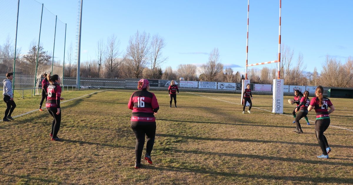 Las Leonas Mater, el equipo de rugby conformado por madres de jugadores de la cantera del León Rugby Club, ha iniciado su andadura en estos meses