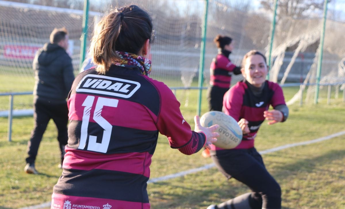 Las Leonas Mater, el equipo de rugby conformado por madres de jugadores de la cantera del León Rugby Club, ha iniciado su andadura en estos meses