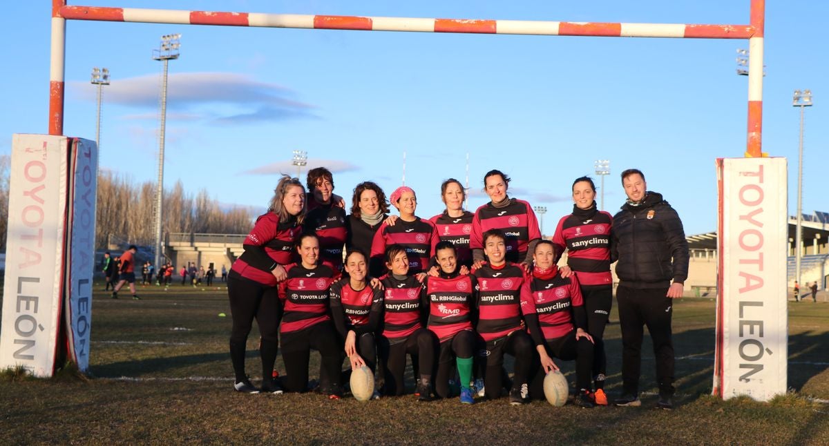 Las Leonas Mater, el equipo de rugby conformado por madres de jugadores de la cantera del León Rugby Club, ha iniciado su andadura en estos meses