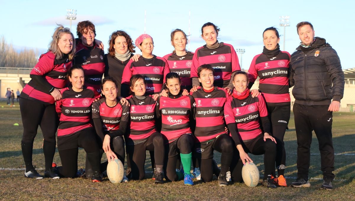 Las Leonas Mater, el equipo de rugby conformado por madres de jugadores de la cantera del León Rugby Club, ha iniciado su andadura en estos meses