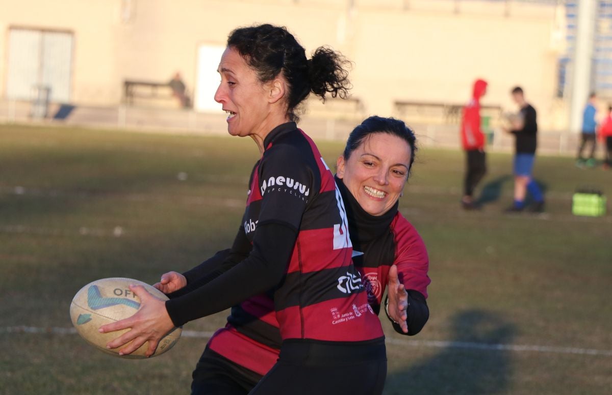 Las Leonas Mater, el equipo de rugby conformado por madres de jugadores de la cantera del León Rugby Club, ha iniciado su andadura en estos meses