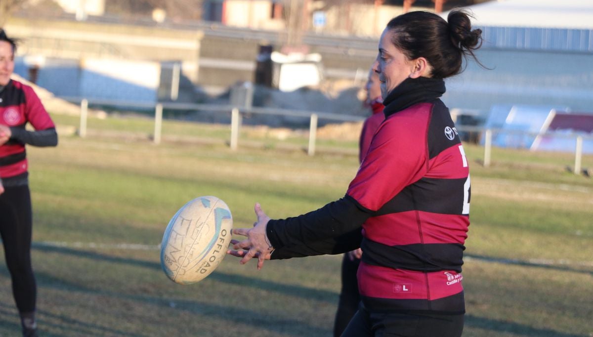 Las Leonas Mater, el equipo de rugby conformado por madres de jugadores de la cantera del León Rugby Club, ha iniciado su andadura en estos meses