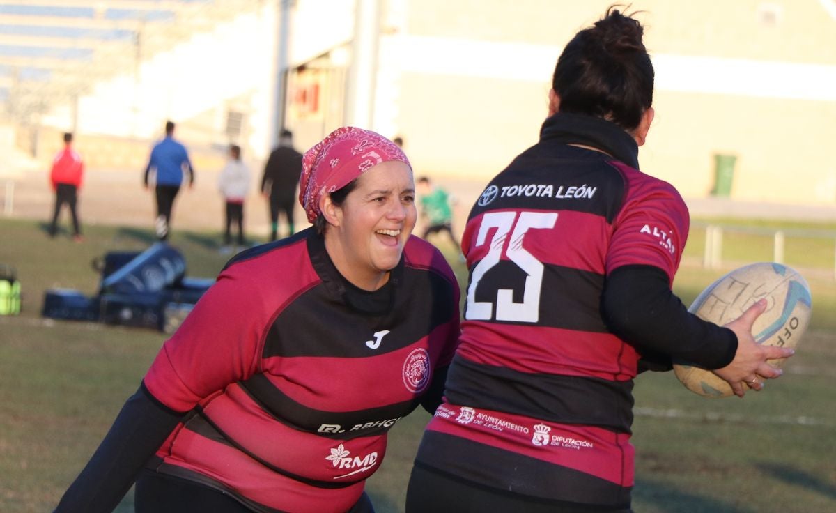 Las Leonas Mater, el equipo de rugby conformado por madres de jugadores de la cantera del León Rugby Club, ha iniciado su andadura en estos meses