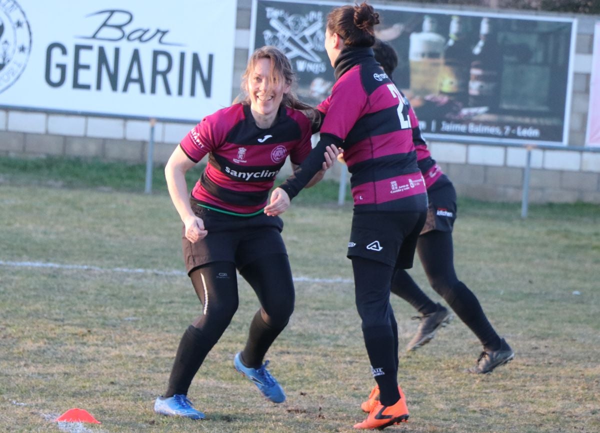 Las Leonas Mater, el equipo de rugby conformado por madres de jugadores de la cantera del León Rugby Club, ha iniciado su andadura en estos meses