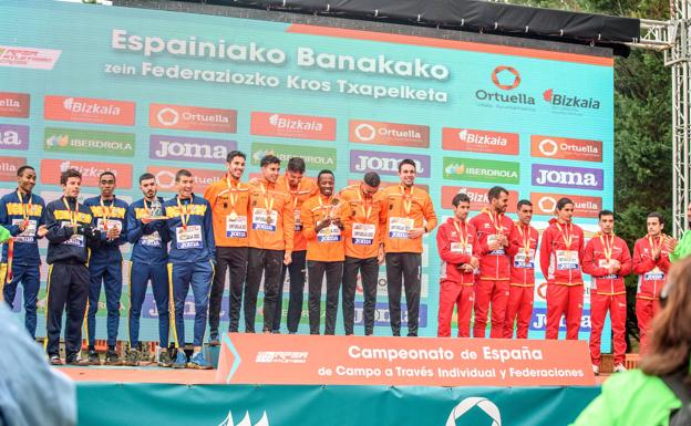 Podio por equipos en categoría sénior masculina, con el bronce de Castilla y León, con Roberto Aláiz.