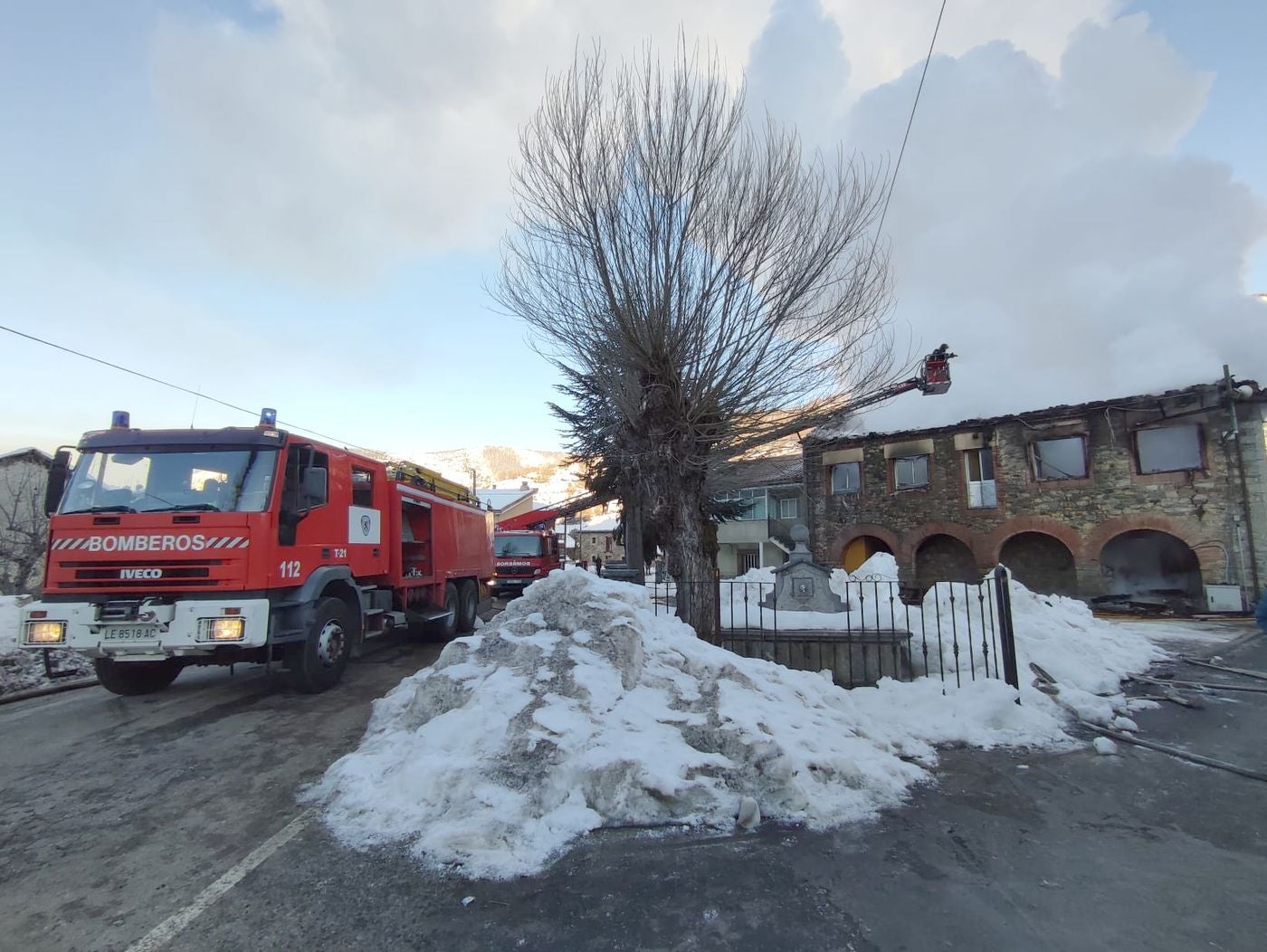 Las llamas han consumido el edificio y la acción vecina impide que las llamas alcancen a otos colindantes. Efectivos de Bomberos León y Guardia Civil han intervenido en el lugar