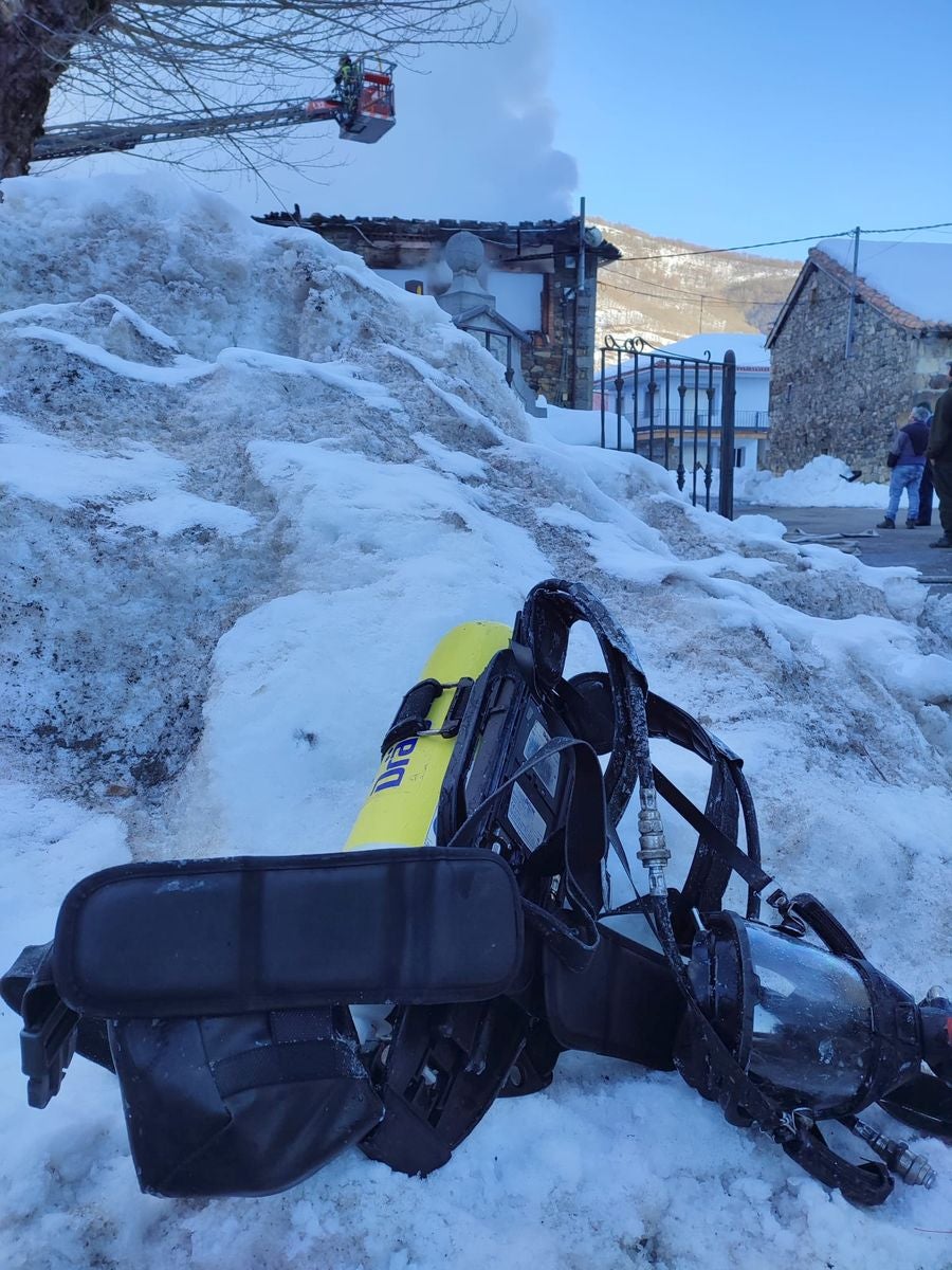 Las llamas han consumido el edificio y la acción vecina impide que las llamas alcancen a otos colindantes. Efectivos de Bomberos León y Guardia Civil han intervenido en el lugar