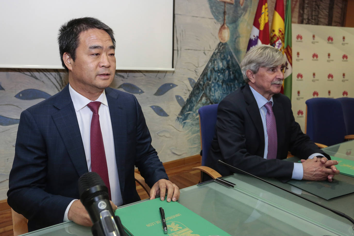 Firma del convenio de colaboración entre la Universidad de León y Huawei Technologies España SL en la que participan el rector, Juan Francisco García Marín, y el director general de Huawei en España, Eric Li