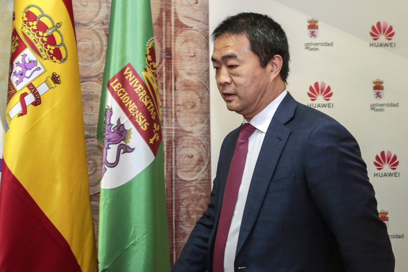 Firma del convenio de colaboración entre la Universidad de León y Huawei Technologies España SL en la que participan el rector, Juan Francisco García Marín, y el director general de Huawei en España, Eric Li