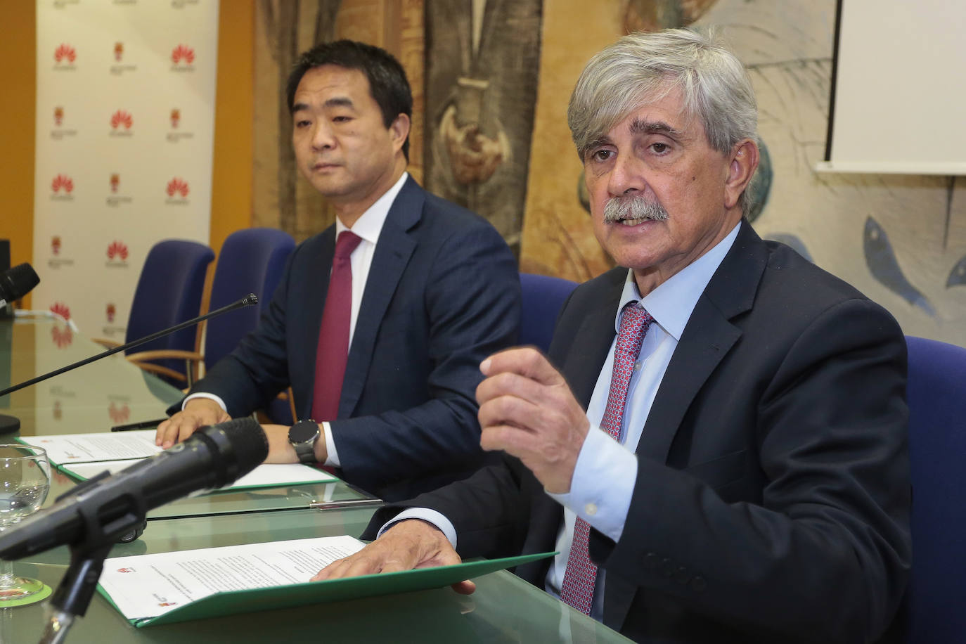 Firma del convenio de colaboración entre la Universidad de León y Huawei Technologies España SL en la que participan el rector, Juan Francisco García Marín, y el director general de Huawei en España, Eric Li