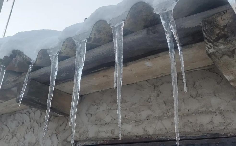 Una formación de hielo de casi un metro decora una de las fuentes de agua de Sariegos