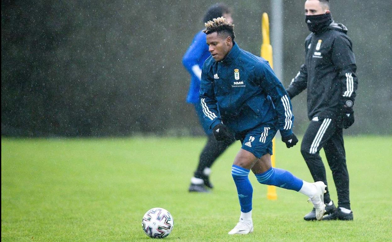 Cedic Teguía, durante un entrenamiento con el Real Oviedo, en la etapa en la que estuvo cedido en el equipo asturiano. 