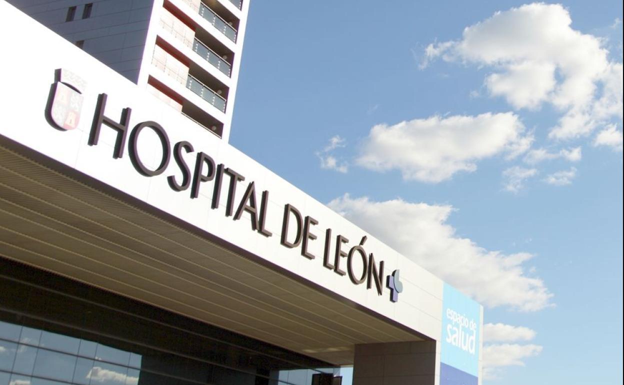 Puerta principal del Hospital de León.